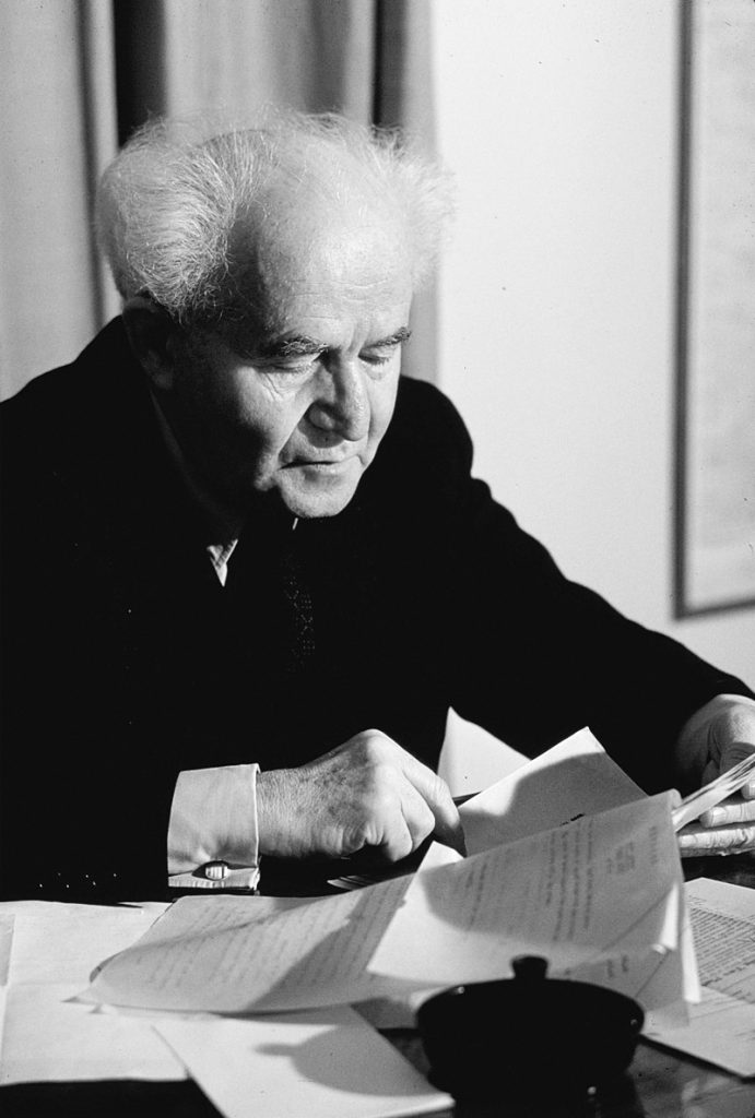 Dette bildet mangler alt-tekst; dets filnavn er David-Ben-Gurion-Foto-Fritz-Cohen-GPO-–-National-Photo-Collection-of-Israel-1-691x1024.jpg