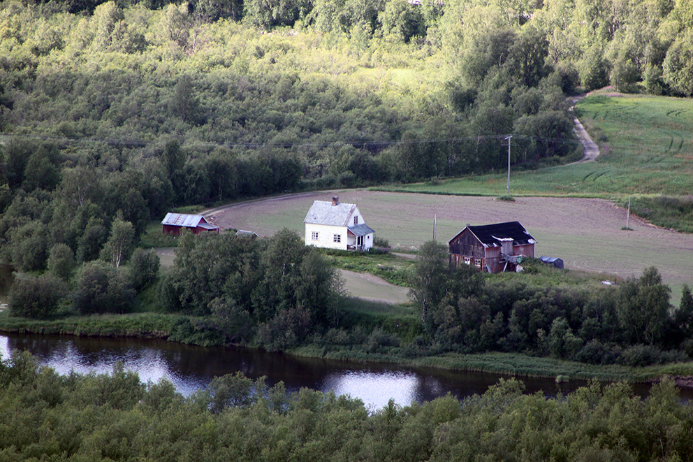 Slåttebakken gård i Máze. Klikk på bildet og se mer. (Foto: Are Turi)